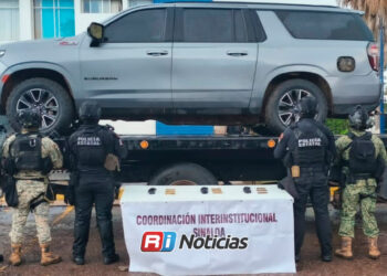 Aseguran en Culiacán camioneta con blindaje artesanal y arsenal de municiones