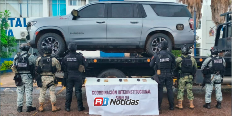 Aseguran en Culiacán camioneta con blindaje artesanal y arsenal de municiones