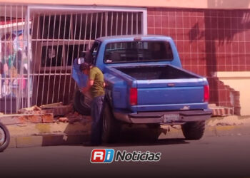 Camioneta derriba parte de la barda de la Secundaria Federal 6 tras salirse del camino en Mazatlán