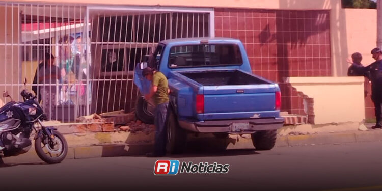 Camioneta derriba parte de la barda de la Secundaria Federal 6 tras salirse del camino en Mazatlán