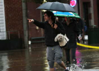 Tormentas ponen en alerta al noreste de EU con inundaciones, tornados y caos en el transporte