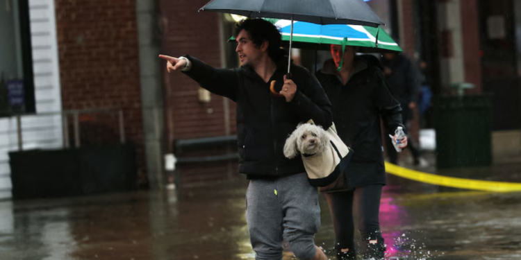Tormentas ponen en alerta al noreste de EU con inundaciones, tornados y caos en el transporte