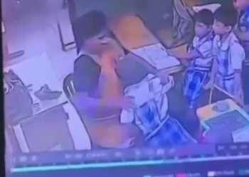 VIDEO Niño de 6 años pierde la vida tras cachetada de su maestra por no hacer la tarea en India, cayó en sus brazos