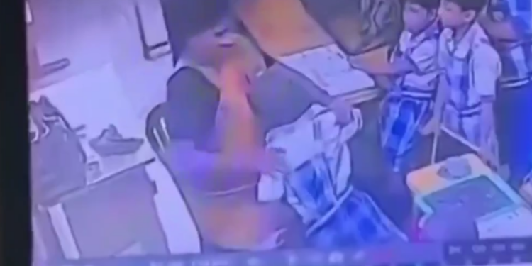 VIDEO Niño de 6 años pierde la vida tras cachetada de su maestra por no hacer la tarea en India, cayó en sus brazos