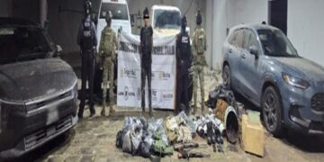 Detienen a una persona y aseguran vehículos robados, armas y droga en Rosario