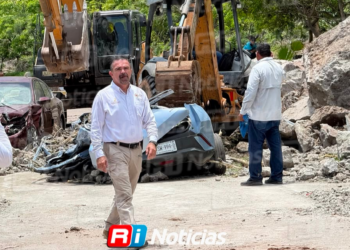Desprendimiento de rocas en El Faro de Mazatlán deja dos lesionados y cinco vehículos dañados
