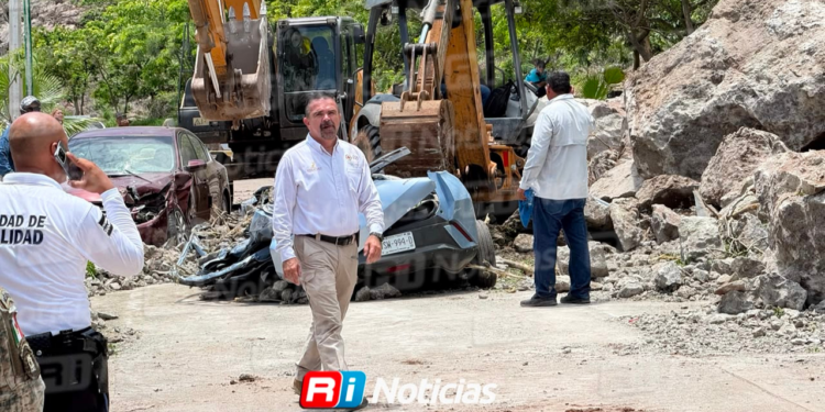 Desprendimiento de rocas en El Faro de Mazatlán deja dos lesionados y cinco vehículos dañados