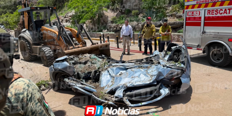“Volvimos a nacer”: familia se salva de tragedia tras caída de enormes rocas en el Faro de Mazatlán