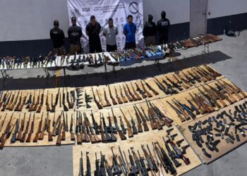 Detienen a tres con arsenal de 210 armas procedente de Texas en Nuevo León
