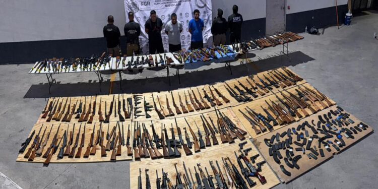 Detienen a tres con arsenal de 210 armas procedente de Texas en Nuevo León