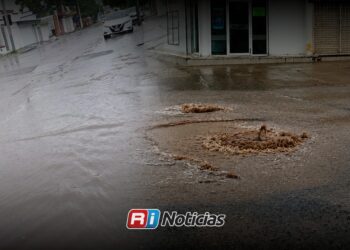 Aguas negras convierten calle de Villa Satélite en foco infeccioso