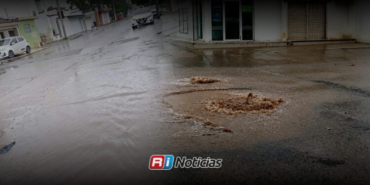 Aguas negras convierten calle de Villa Satélite en foco infeccioso