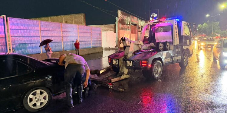 Lluvias dejan viviendas inundadas y vehículos atrapados en Culiacán