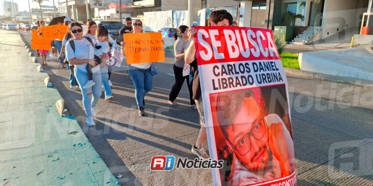 Familia y amigos marchan en Mazatlán para exigir la localización de Daniel Librado