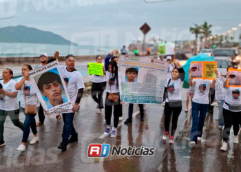 Familiares y amigos marchan en el malecón para exigir información sobre Kevin Daniel, joven desaparecido