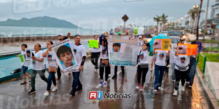 Familiares y amigos marchan en el malecón para exigir información sobre Kevin Daniel, joven desaparecido