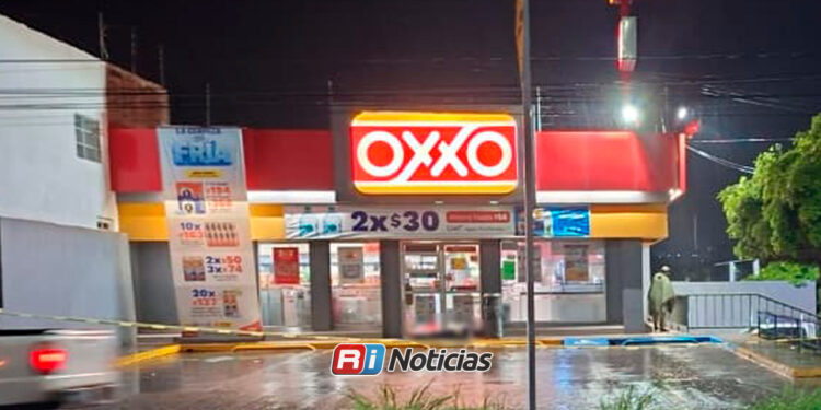 Ejecutan a un hombre frente a tienda Oxxo en la colonia Emiliano Zapata