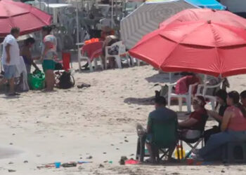 Reaparecen comercios y basura en Playa Pinitos tras operativo de reordenamiento