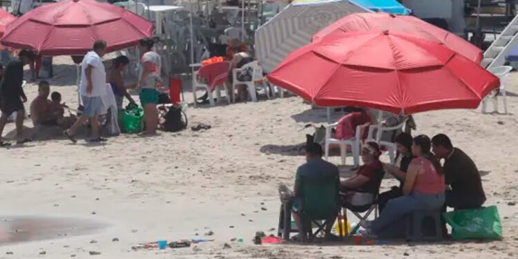 Reaparecen comercios y basura en Playa Pinitos tras operativo de reordenamiento