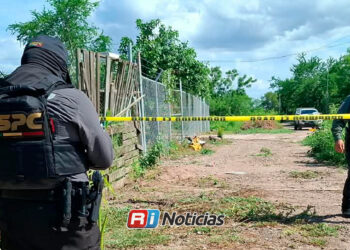 Hallan cadáver con mensaje en cartulina en Aguaruto
