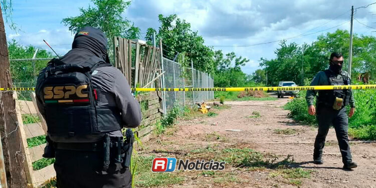 Hallan cadáver con mensaje en cartulina en Aguaruto