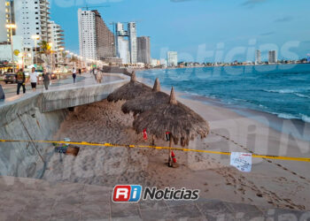 Continúan cerrados accesos a playas de Mazatlán por presencia de cocodrilo; turistas ignoran restricciones