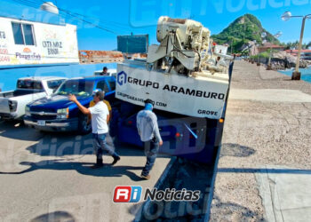Se abre socavón rumbo al Faro de Mazatlán y atrapa una grúa