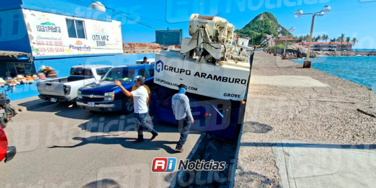 Se abre socavón rumbo al Faro de Mazatlán y atrapa una grúa