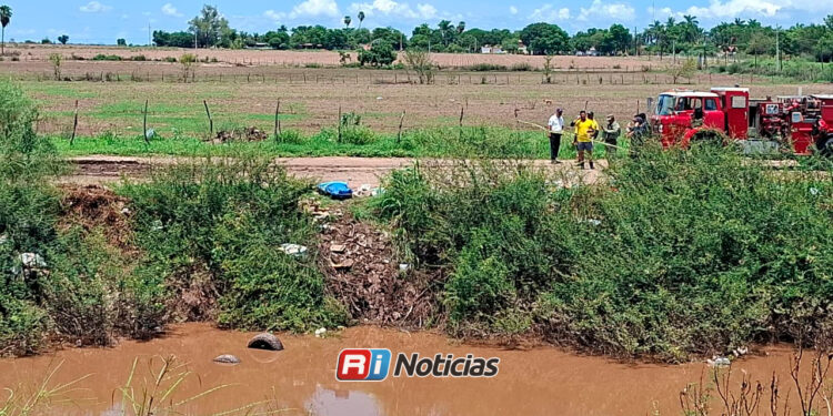 Muere hombre tras caer con su camioneta a un dren en La Palma, Navolato