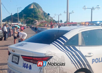 Cierran acceso al Cerro del Crestón por socavón en la vialidad; retiran grúa atrapada