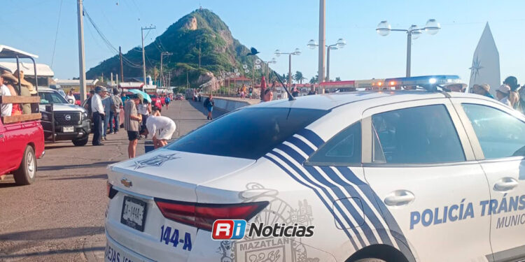 Cierran acceso al Cerro del Crestón por socavón en la vialidad; retiran grúa atrapada
