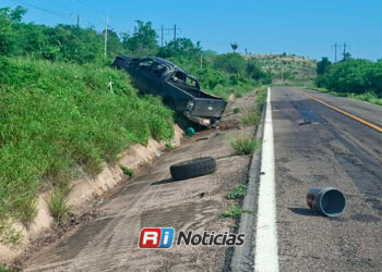 Vuelca camioneta Ford Lobo en la Mazatlán-Culiacán