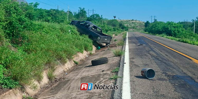 Vuelca camioneta Ford Lobo en la Mazatlán-Culiacán