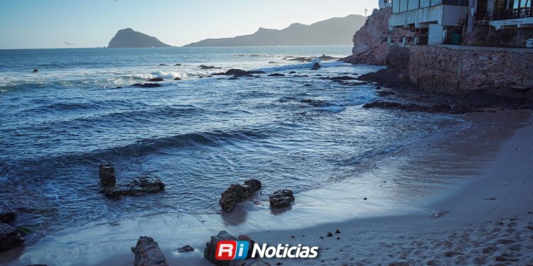 Alerta en Mazatlán por mar de fondo; Protección Civil amenaza con detenciones a bañistas por desacato