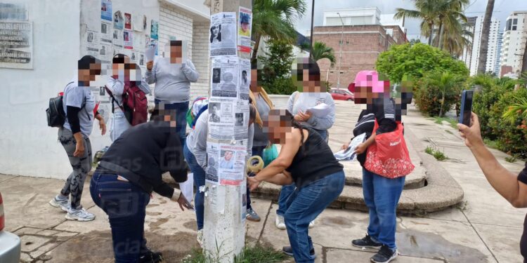 Madres buscadoras colocan fichas de búsqueda en la FGE con sede en Mazatlán