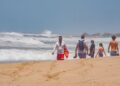Detienen a hombre por “desafiar” restricción en playas de Mazatlán por presencia de cocodrilo