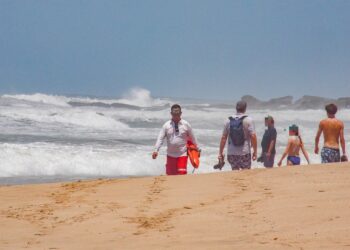 Detienen a hombre por “desafiar” restricción en playas de Mazatlán por presencia de cocodrilo