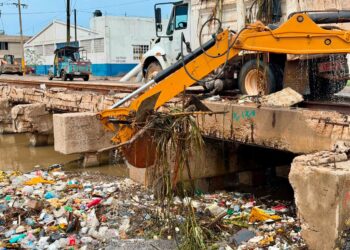 Tras intensas lluvias en Mazatlán, realizan limpieza de la biobarda del Puente Juárez