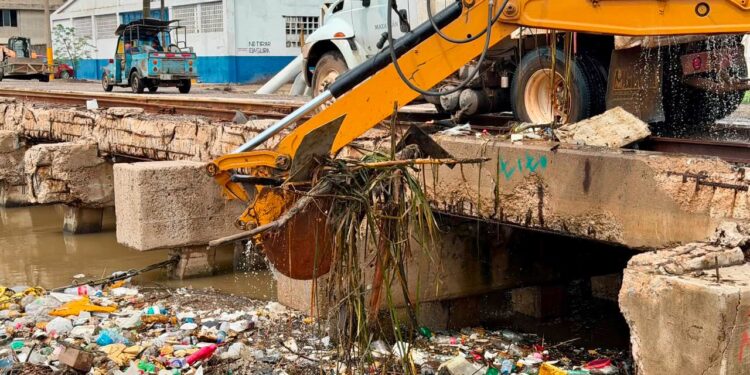 Tras intensas lluvias en Mazatlán, realizan limpieza de la biobarda del Puente Juárez