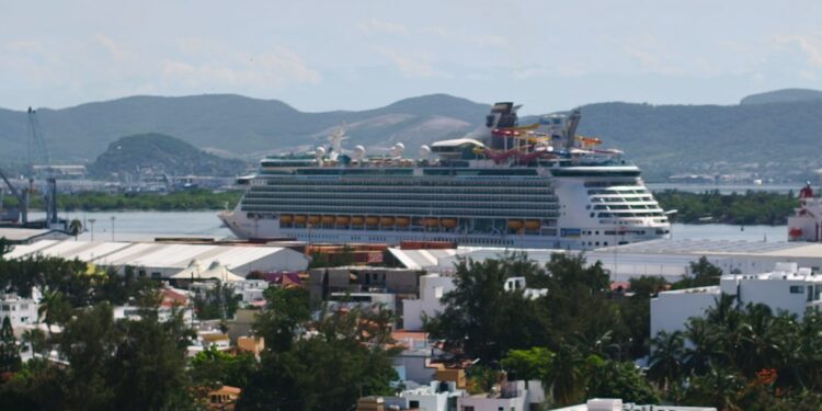 Arriba a Mazatlán el “Navigator of the Seas” con más de 3 mil 800 pasajeros