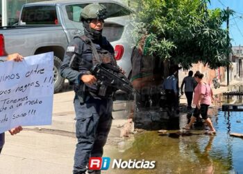 Vecinos bloquean la avenida Gabriel Leyva por colapso de aguas negras y falta de mantenimiento