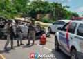Camioneta termina volcada tras derribar árbol sobre el bulevar Maquío Clouthier