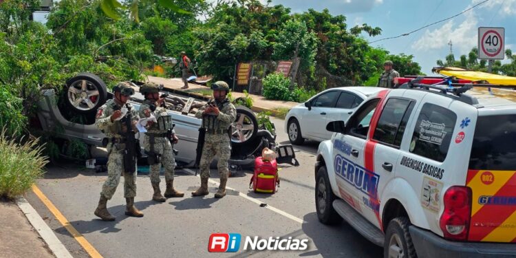 Camioneta termina volcada tras derribar árbol sobre el bulevar Maquío Clouthier