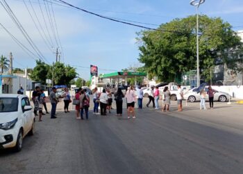 Habitantes de la Isla de la Piedra protestan por falta de agua potable; bloquean la circulación