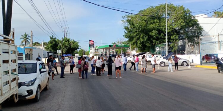 Habitantes de la Isla de la Piedra protestan por falta de agua potable; bloquean la circulación