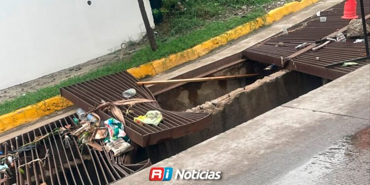 Denuncian dos años de omisión municipal ante peligroso desagüe en la calle Framboyanes