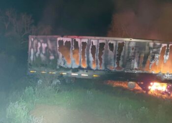 Tráiler se incendia tras chocar contra una grúa en la Mazatlán-Escuinapa; hay res lesionados