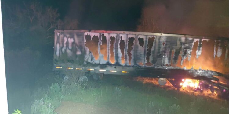 Tráiler se incendia tras chocar contra una grúa en la Mazatlán-Escuinapa; hay res lesionados