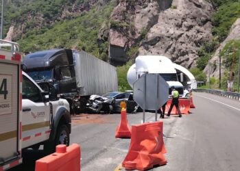 Tráiler sin frenos deja un muerto y cinco heridos en la Mazatlán-Durango