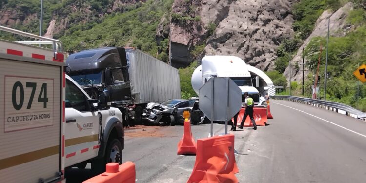 Tráiler sin frenos deja un muerto y cinco heridos en la Mazatlán-Durango